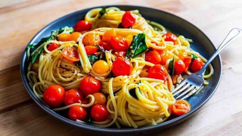 Easy Garlic & Cherry Tomato Pasta Recipe | DIY Joy Projects and Crafts Ideas