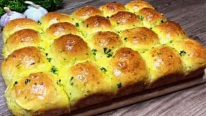 Easy No-Knead Garlic Butter Bread Rolls Recipe