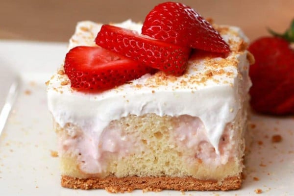 Easy Strawberry Cheesecake Poke Cake Recipe
