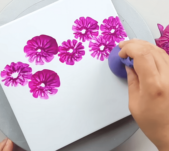 How to Paint Flowers With a Balloon Instructions