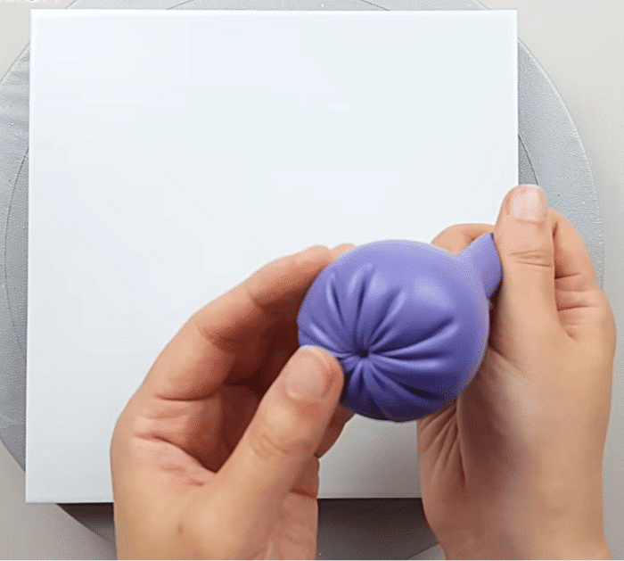 How to Paint Flowers With a Balloon Materials