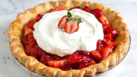 Simple & Fresh Homemade Strawberry Pie Recipe | DIY Joy Projects and Crafts Ideas
