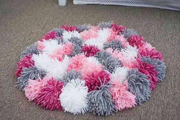Super easy pompom rug tutorial