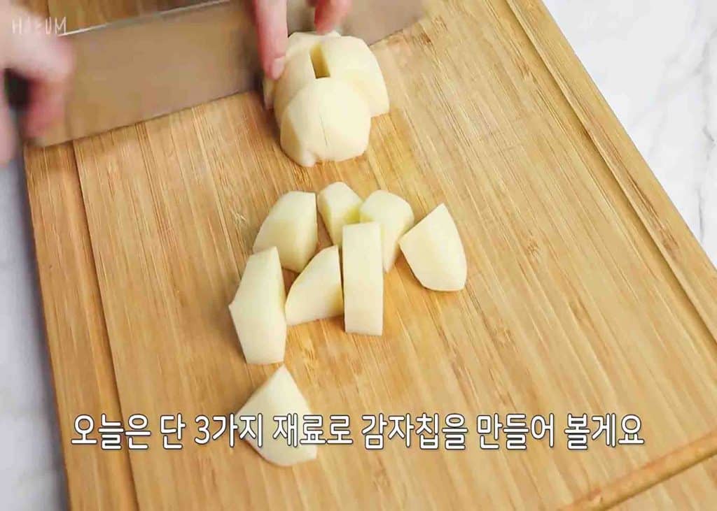 cutting the potatoes for the 3 ingredients potato chips