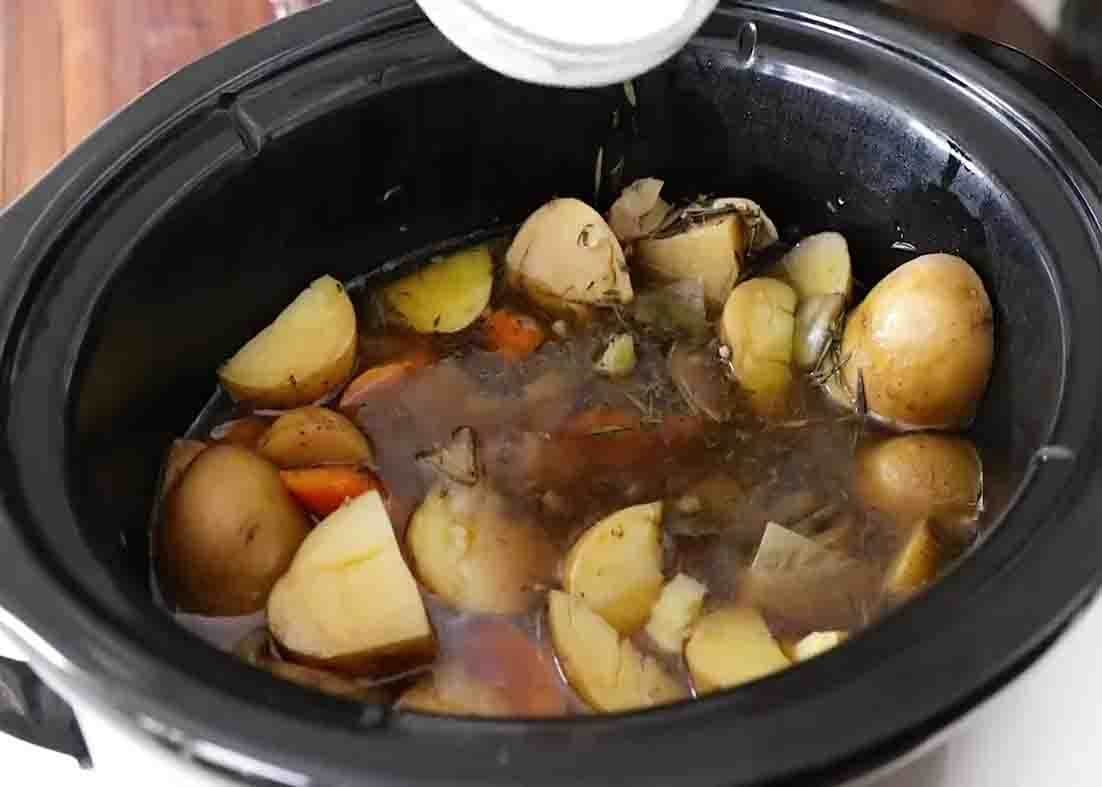 https://diyjoy.com/wp-content/uploads/2022/07/slow-cooker-pot-roast-steps.jpg