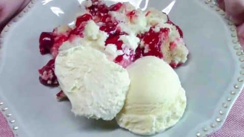 Easy Strawberry Cheesecake Dump Cake Recipe | DIY Joy Projects and Crafts Ideas