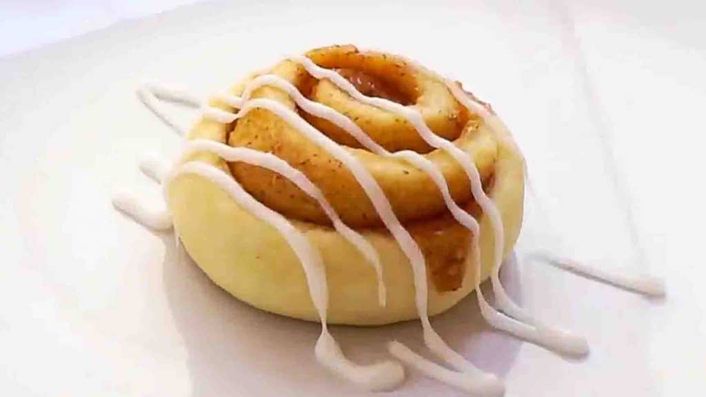 Fluffy cinnamon rolls in 1 minute