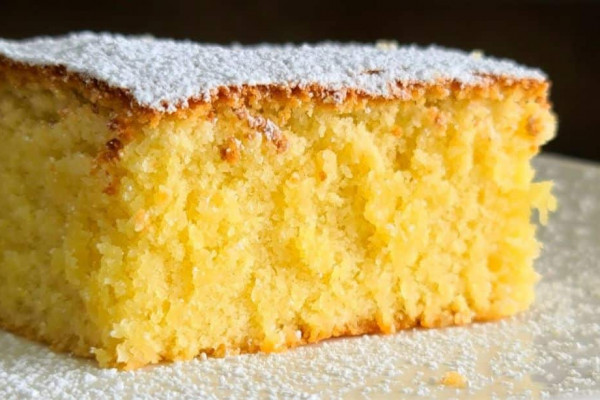4 Ingredient Moist and Fluffy Almond Cake