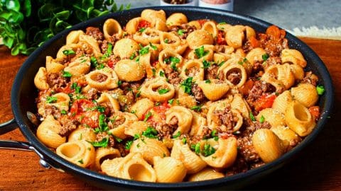 Delicious Skillet Ground Beef & Pasta Recipe | DIY Joy Projects and Crafts Ideas