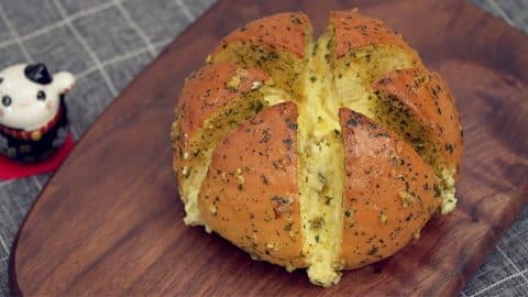 Easy Cream Cheese Garlic Bread | DIY Joy Projects and Crafts Ideas