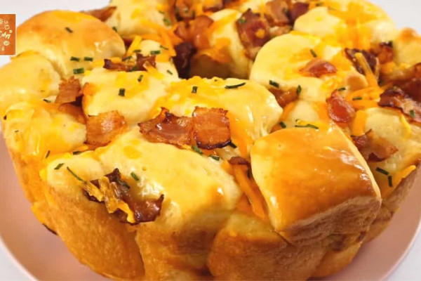 Fluffy Bacon and Cheese Pull Apart Bread