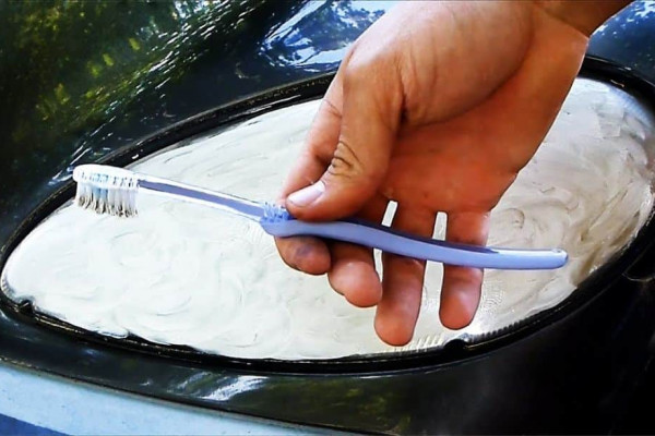 Headlight Restoration Technique Using Toothpaste