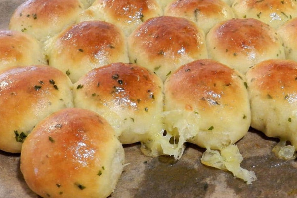 No-Knead Garlic Cheese Bubble Bread Recipe