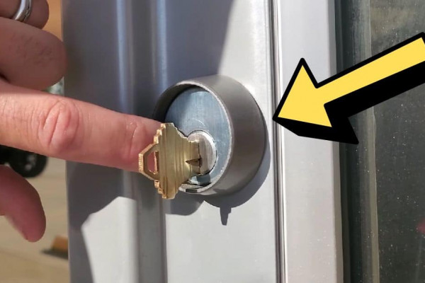 Quick And Easy Key Stuck In Lock Solution