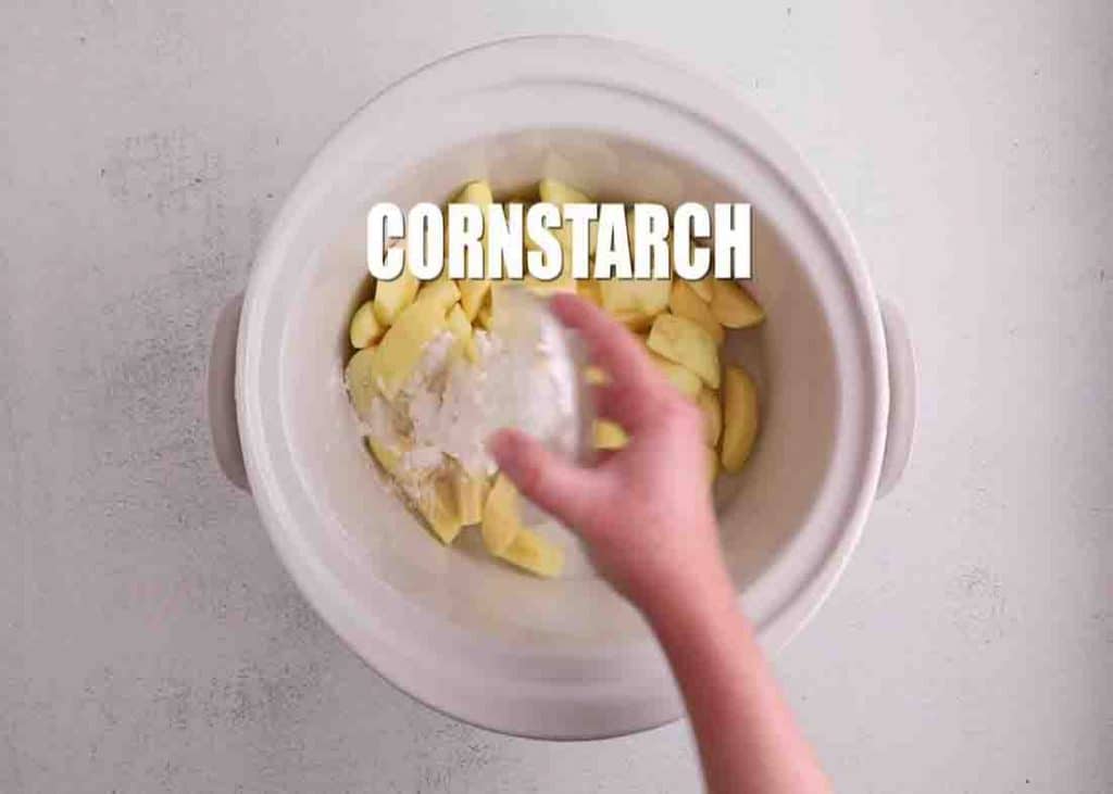 Adding cornstarch to the apples