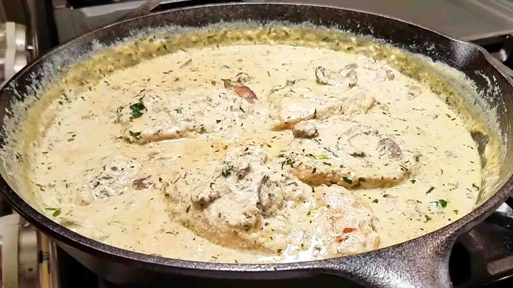 Creamy Garlic Mushroom Chicken Breast Recipe | DIY Joy Projects and Crafts Ideas