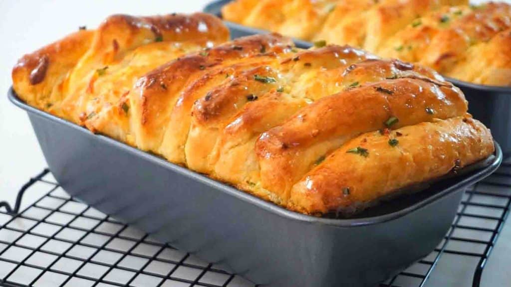 Garlic and scallions bread pull apart recipe