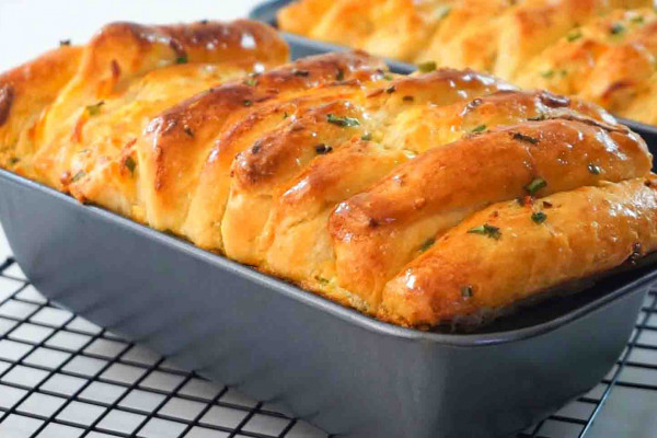 Garlic and scallions bread pull apart recipe
