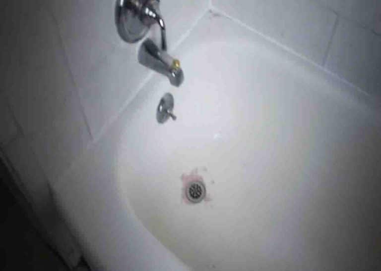 How To Clean A Bathtub Without Scrubbing