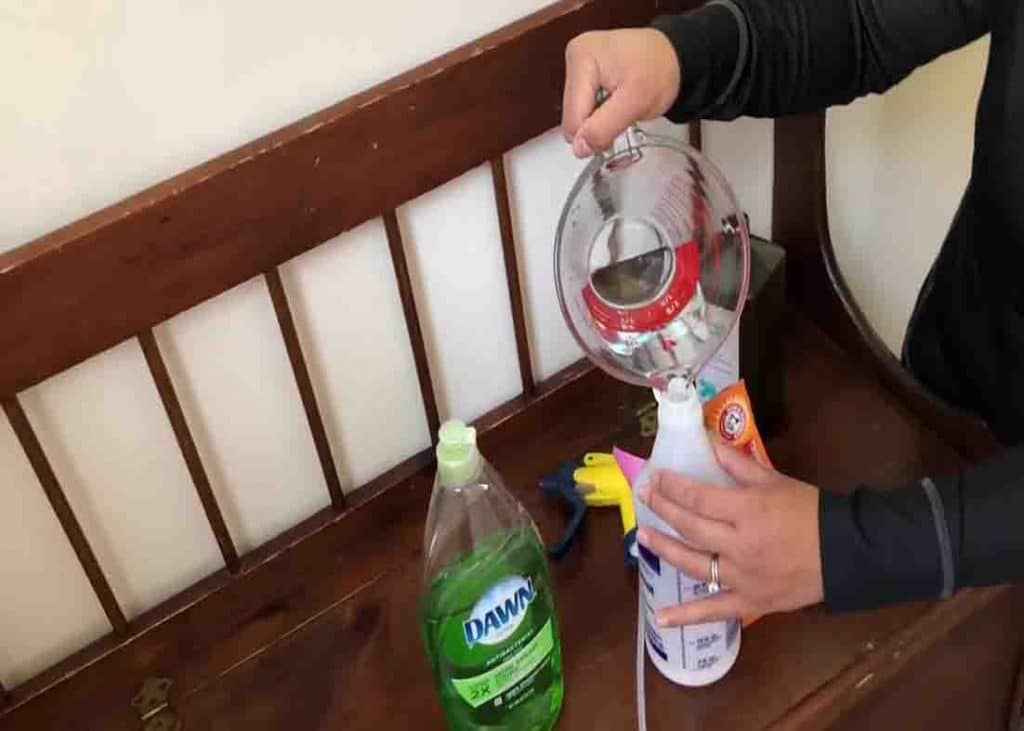 Mixing the ingredients for the cleaning solution