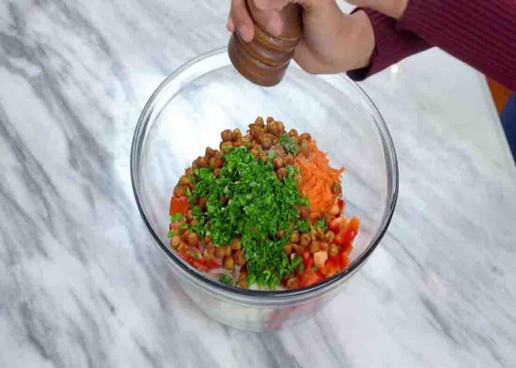 Mixing all the ingredients in the bowl