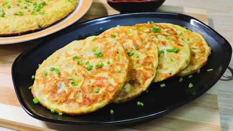 Easy Potato Omelet With Tomato Recipe | DIY Joy Projects and Crafts Ideas