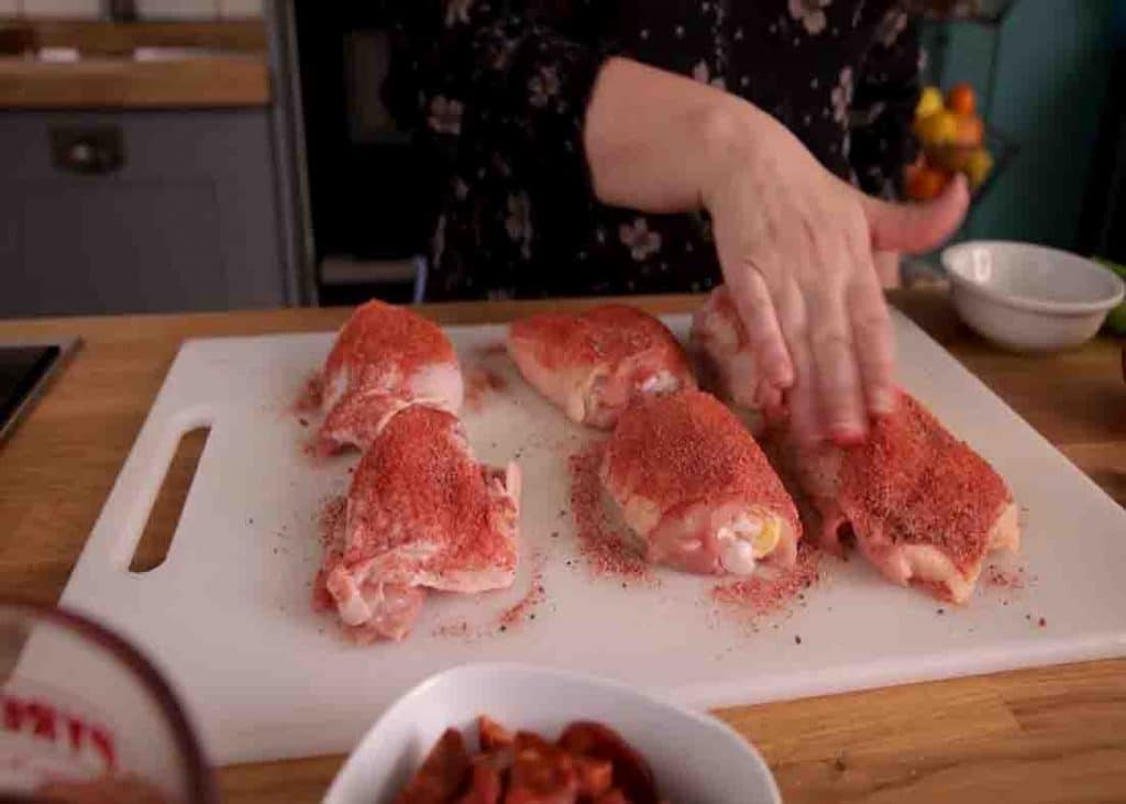 Rubbing the spice mixture to the chicken thighs