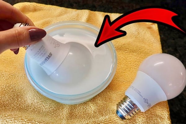 $1 Miracle Light Bulb Cleaning Hack