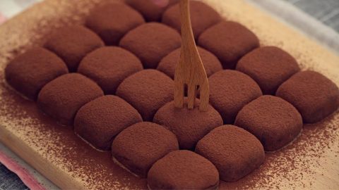 2-Ingredient Chocolate Truffle Recipe | DIY Joy Projects and Crafts Ideas