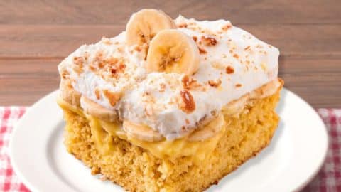 Banana Pudding Poke Cake | DIY Joy Projects and Crafts Ideas