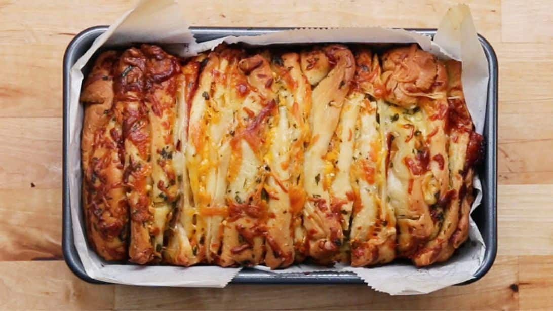 Ham and Cheese Pull-Apart Garlic Bread | DIY Joy Projects and Crafts Ideas