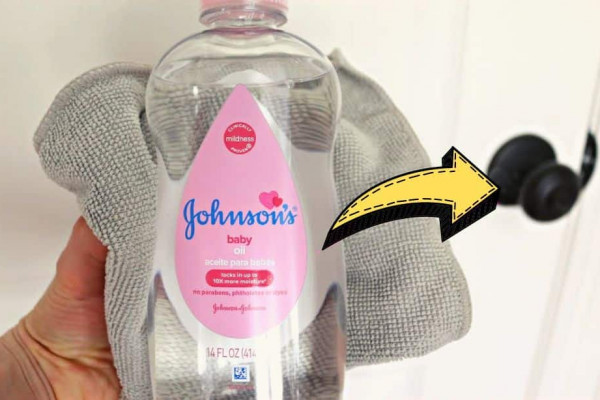 How To Fix Noisy Hinges With Baby Oil