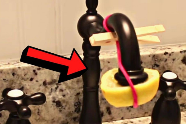 Lemon-Wrapped Faucet Head Cleaning Hack