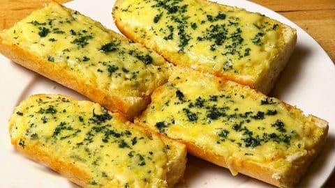 Simple Cheesy Garlic Bread Recipe | DIY Joy Projects and Crafts Ideas