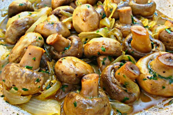 Skillet Garlic Mushrooms & Onions Recipe