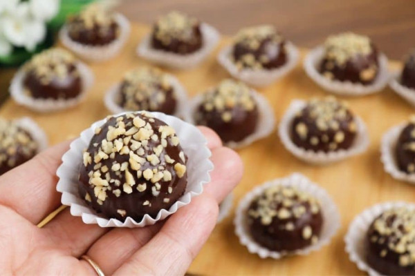 3-Ingredient No-Bake Chocolate Balls Recipe