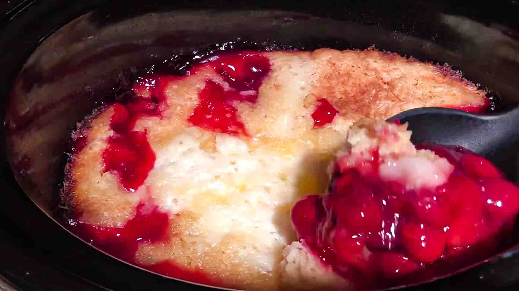 3-Ingredient Crock Pot Cherry Cobbler Recipe | DIY Joy Projects and Crafts Ideas