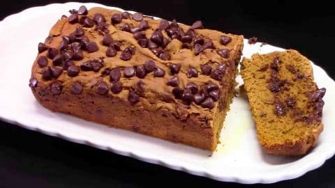 3-Ingredient Pumpkin Chocolate Chip Bread | DIY Joy Projects and Crafts Ideas