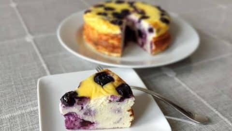 4-Ingredient Blueberry Yogurt Cake | DIY Joy Projects and Crafts Ideas