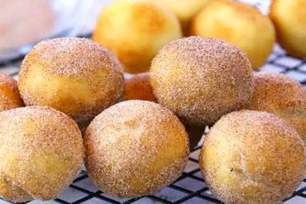 4-ingredient cinnamon sugar coated doughnuts