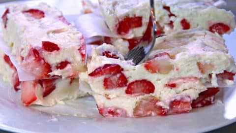 Easy 3-Ingredient Strawberry Bars Recipe | DIY Joy Projects and Crafts Ideas