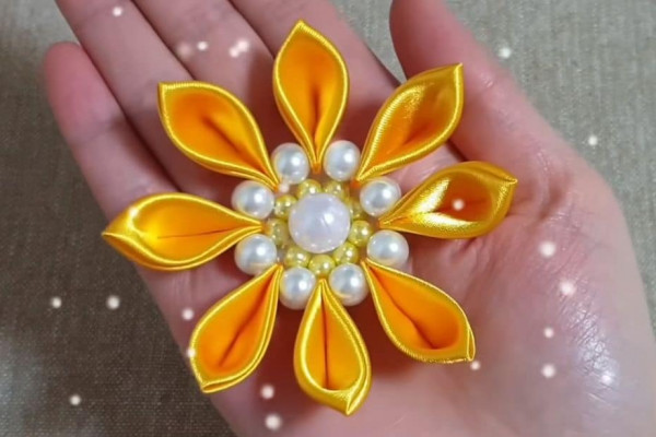 How to Make a Flower With a Ribbon