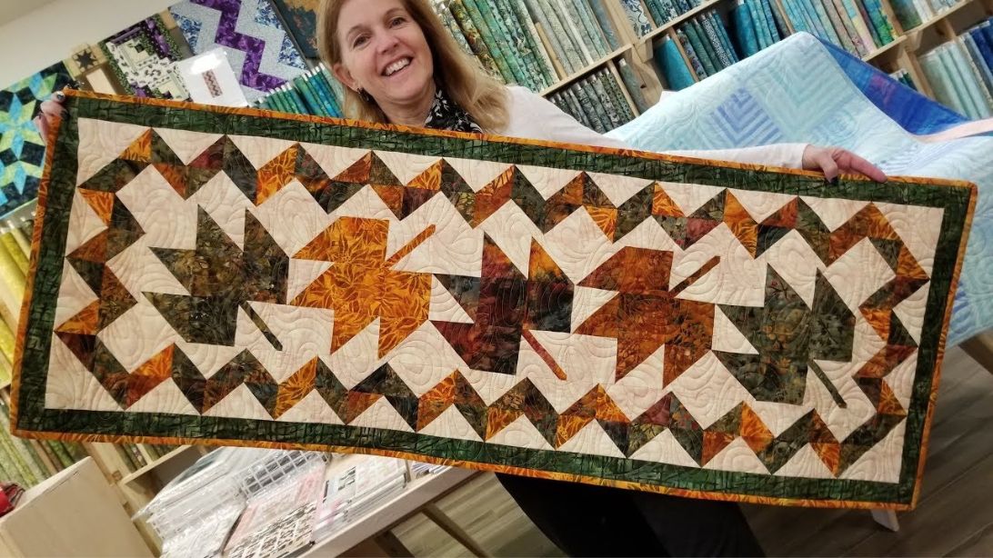 Maple Leaf Table Runner | DIY Joy Projects and Crafts Ideas