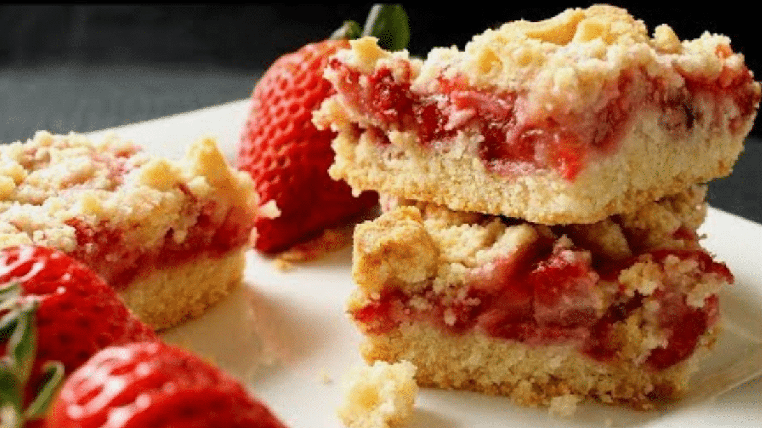 Quick and Easy Strawberry Crumb Bars Recipe | DIY Joy Projects and Crafts Ideas