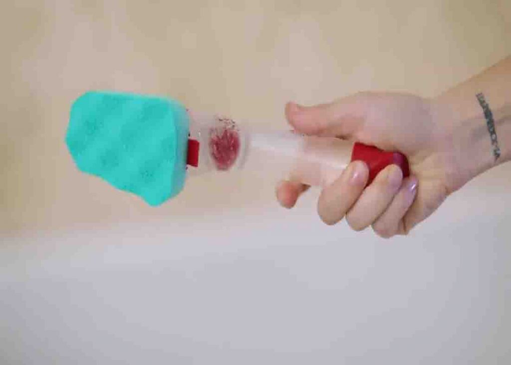 Cleaning the bathtub with refillable sponge