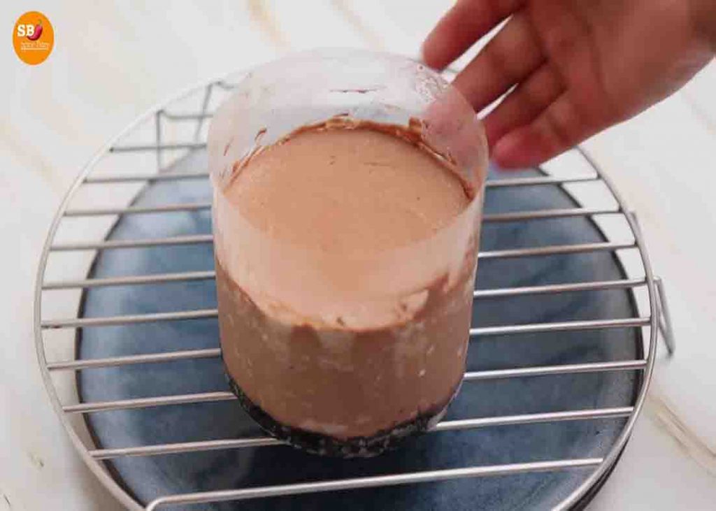 Removing the Oreo chocolate mousse cake from the cake mold