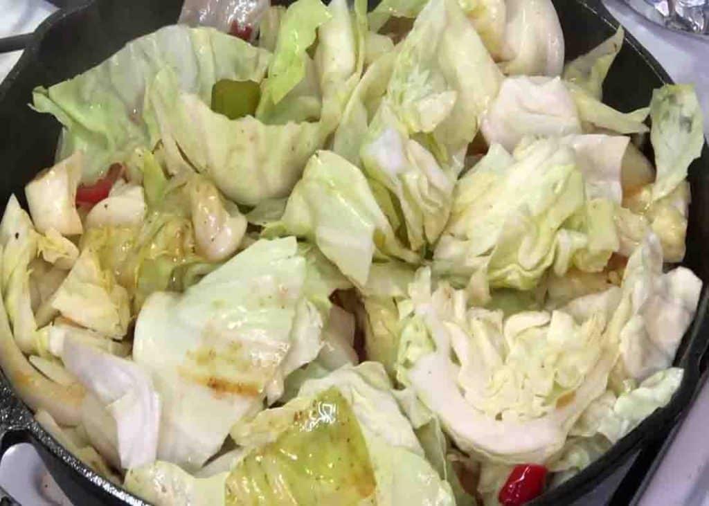 Cooking the cabbage together with the other ingredients in the skillet