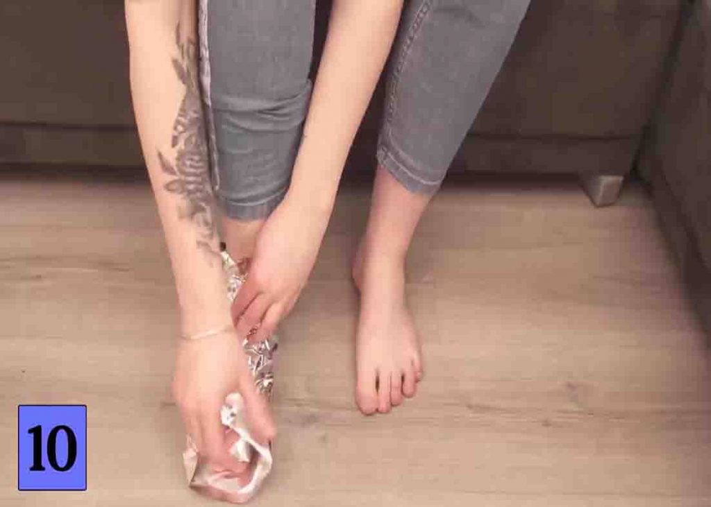 Wrapping your feet with aluminum foil to make cold go away