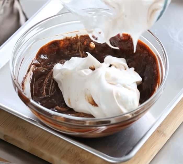 4-Ingredient No-Flour Chocolate Cake Recipe