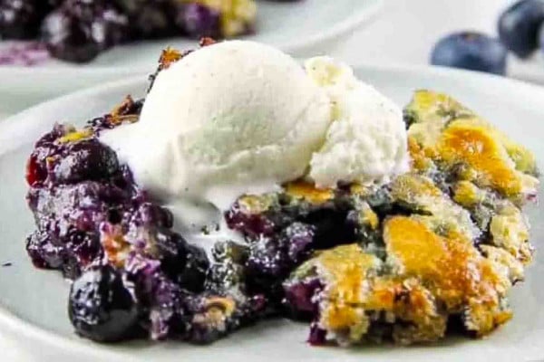 4-ingredient pineapple blueberry dump cake recipe